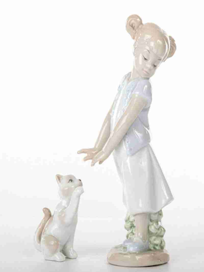 Bimba In Piedi Con Gattino D8313